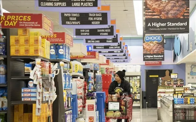 Người tiêu dùng mua sắm tại siêu thị ở California, Mỹ. Ảnh: THX/TTXVN