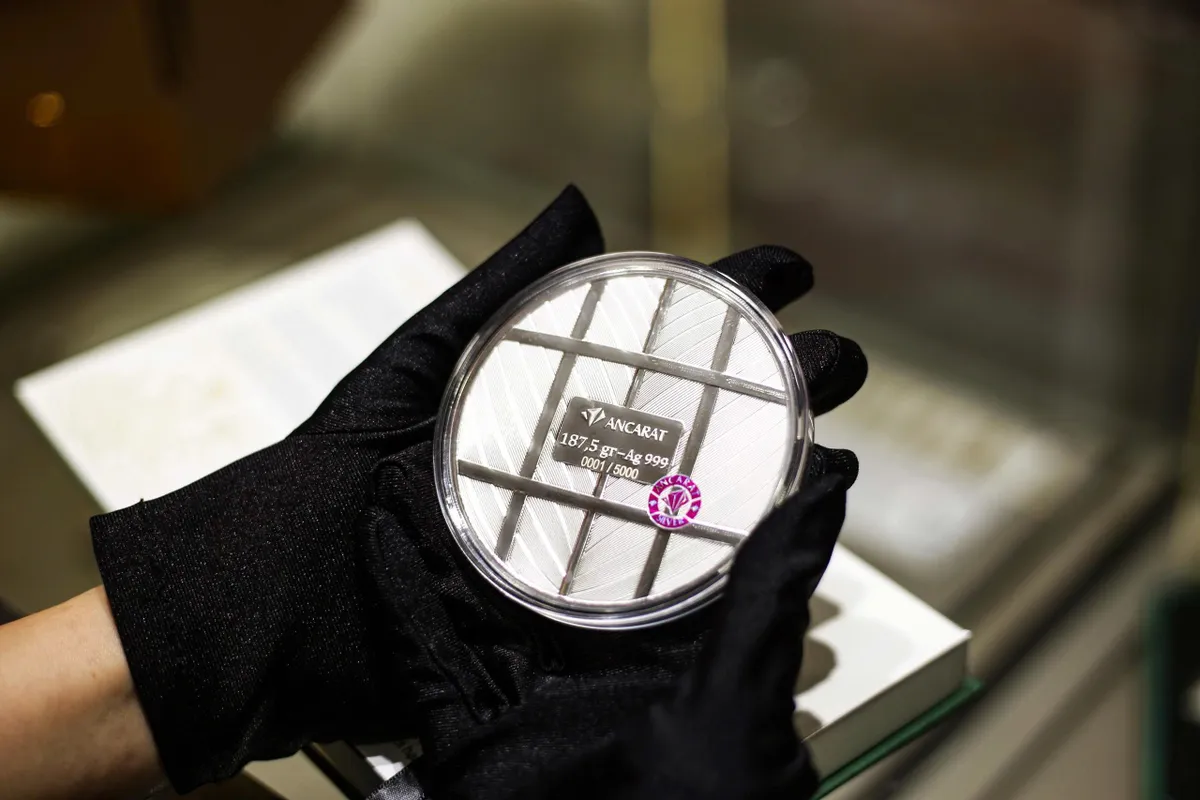 Gi&aacute; v&agrave;ng l&ugrave;i về s&aacute;t mốc 170 triệu đồng/lượng - Ảnh 2.