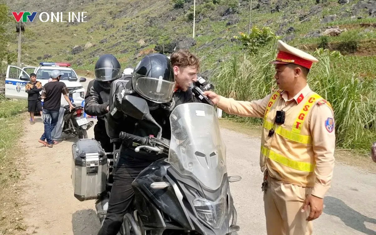 Lực lượng Cảnh sát giao thông kiểm tra nồng độ cồn các du khách tại Cao nguyên đá Đồng Văn. (ảnh: Phương Thuý)