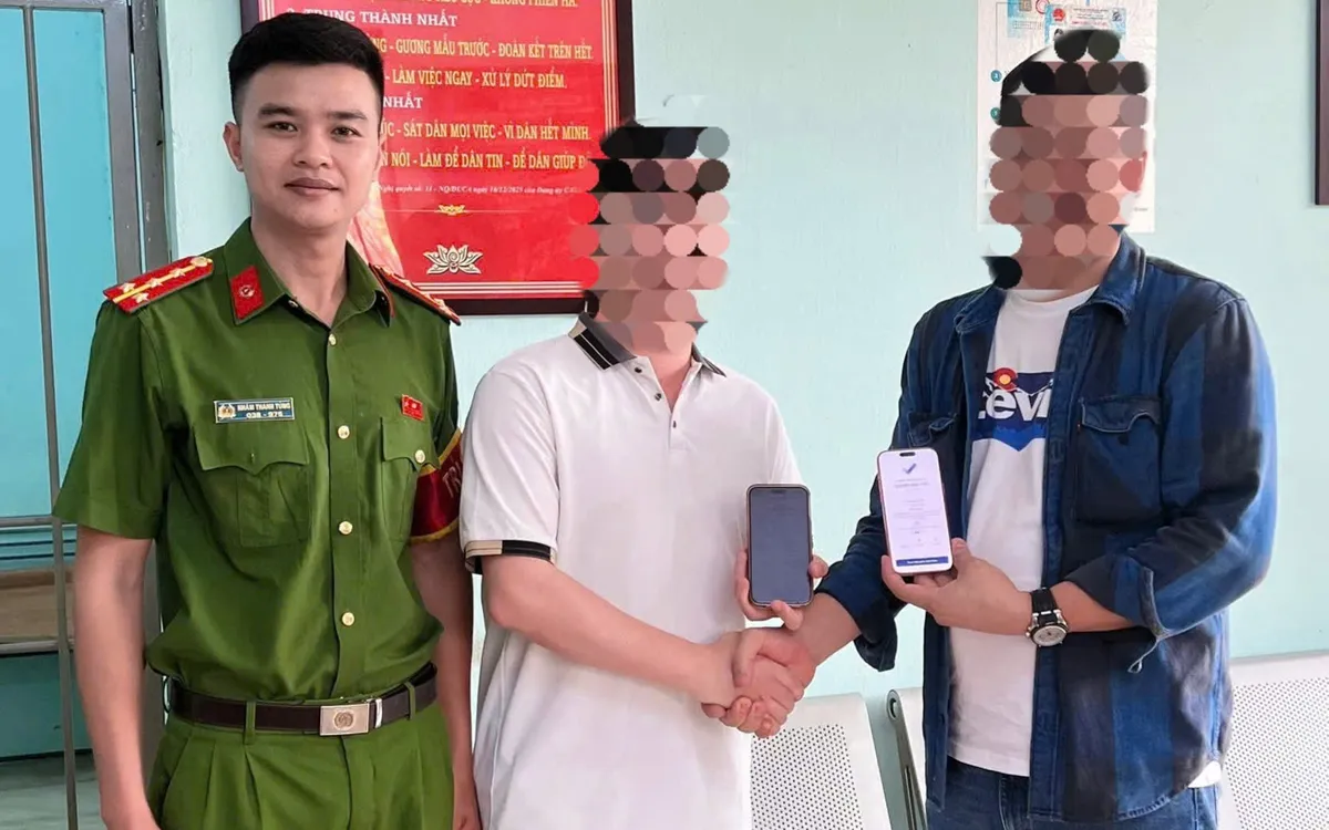 Công an phường Cầu Giấy hỗ trợ người dân nhận lại tài sản chuyển nhầm