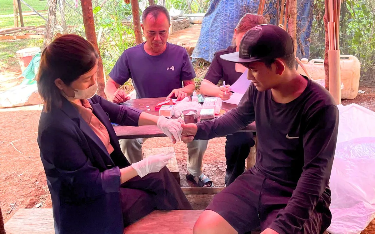 Nhân viên CDC Đồng Nai thực hiện xét nghiệm máu sàng lọc sốt rét cho người dân xã Bù Gia Mập.