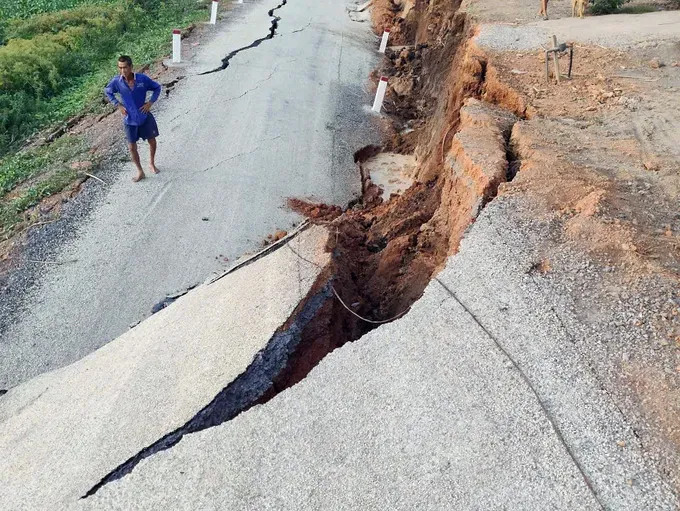 Tây Ninh: Sạt lở nghiêm trọng tuyến đường ven sông Lò Gạch - Ảnh 1.
