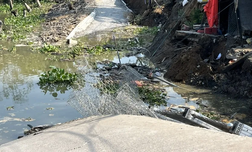 Sạt lở cắt đứt đường giao thông ở Đồng Tháp, 1.000 hộ dân bị ảnh hưởng - Ảnh 1.