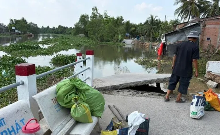 Sạt lở cắt đứt đường giao thông ở Đồng Tháp, 1.000 hộ dân bị ảnh hưởng - Ảnh 2.