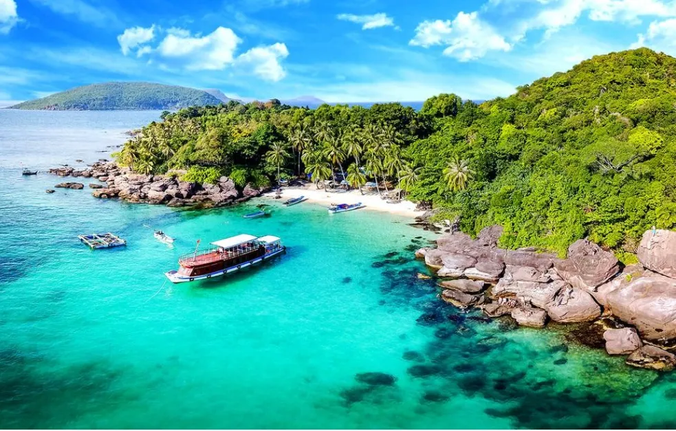 Côn Đảo trước bước ngoặt phát triển: Hướng tới “thiên đường du lịch sinh thái – tâm linh”- Ảnh 1. Côn Đảo trước bước ngoặt phát triển: Hướng tới “thiên đường du lịch sinh thái – tâm linh”- Ảnh 1.