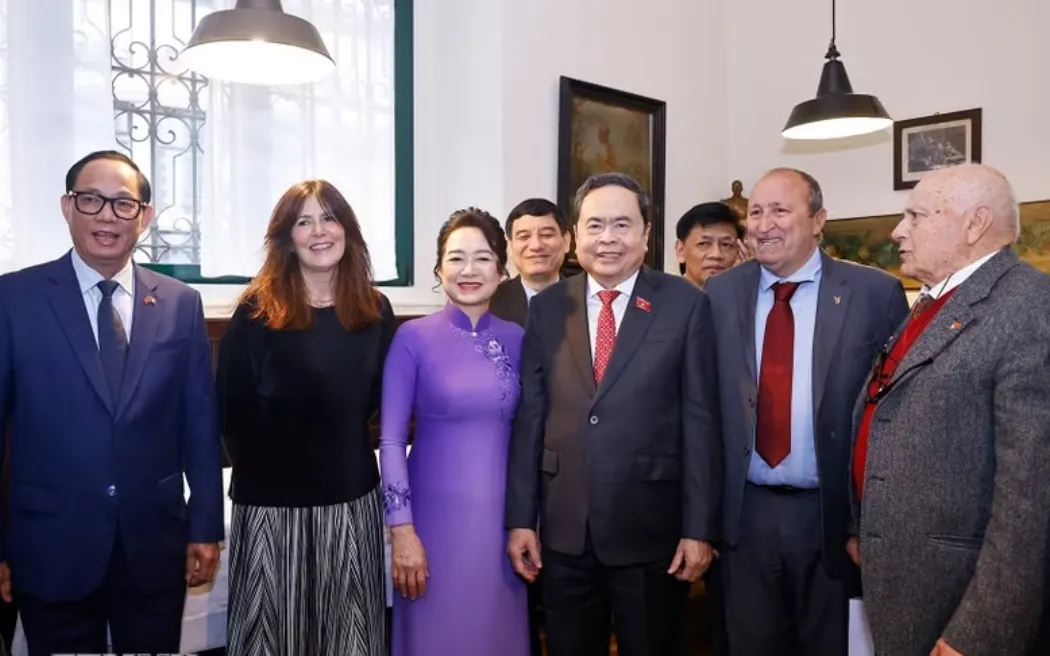 Chủ tịch Quốc hội Trần Thanh Mẫn và Phu nhân với thành viên Hội Hữu nghị Italy-Việt Nam tại Milan. (Ảnh: Doãn Tấn/TTXVN)