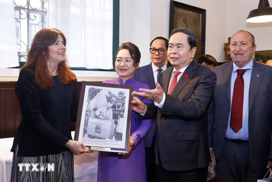 Chủ tịch Quốc hội thăm nơi lưu dấu ấn Chủ tịch Hồ Ch&iacute; Minh tại th&agrave;nh phố Milan - Ảnh 1.