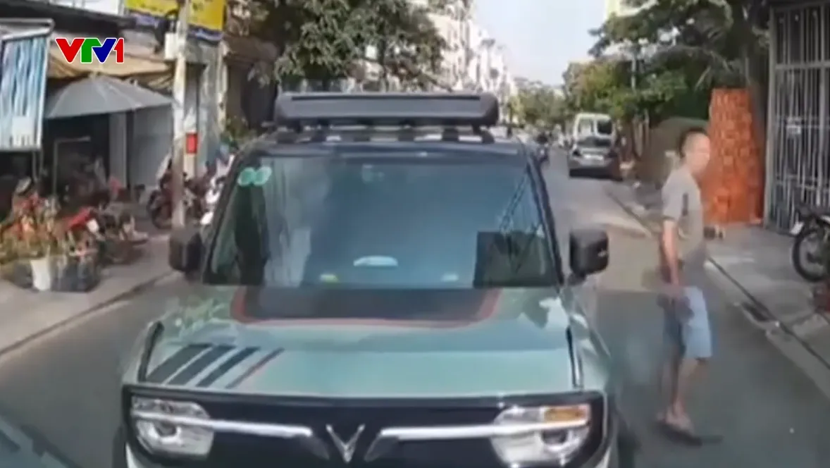 T&agrave;i xế bỏ &ocirc; t&ocirc; giữa đường sau m&acirc;u thuẫn giao th&ocirc;ng - Ảnh 1.