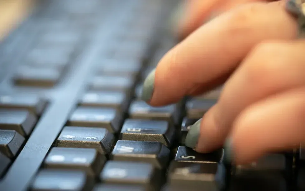 Một người gõ bàn phím máy tính tại New York ngày 8/10/2019. (Ảnh: AP)