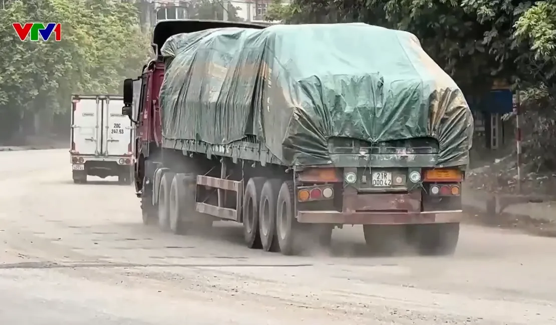Thái Nguyên: Hàng trăm hộ dân khổ sở vì xe tải chở hàng từ bến bãi gây bụi bẩn, ô nhiễm - Ảnh 1.