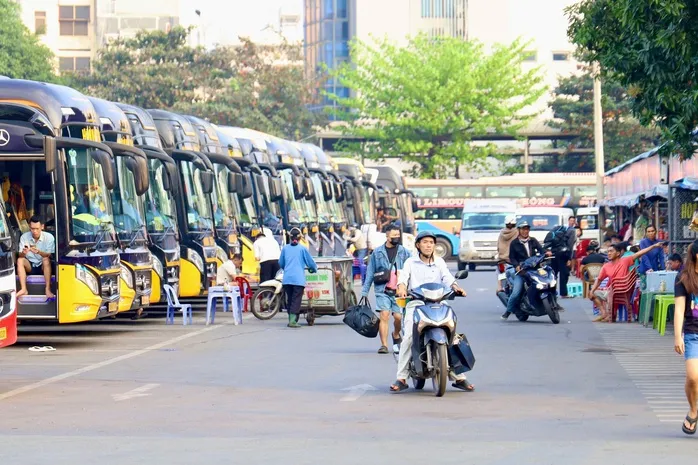 TP Hồ Ch&iacute; Minh đề xuất miễn giảm ph&iacute; sử dụng đường bộ với xe kh&aacute;ch  - Ảnh 1.