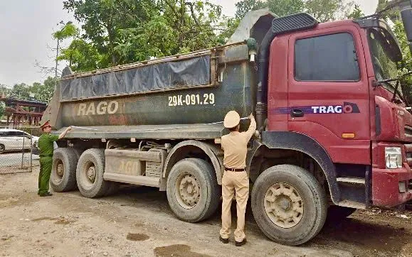 Các Đội CSGT đường bộ tăng cường kiểm soát, xử lý đối với xe tải chở vật liệu xây dựng.