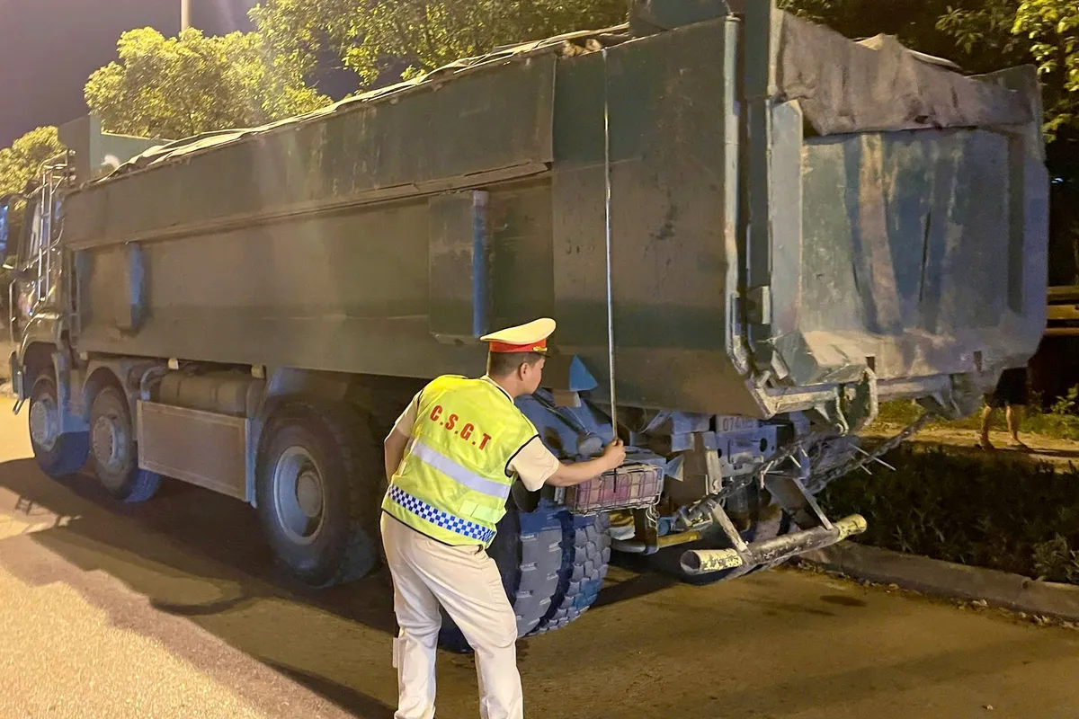 H&agrave; Nội: Xử l&yacute; 915 xe tải vi phạm trật tự an to&agrave;n giao th&ocirc;ng chỉ trong 12 ng&agrave;y - Ảnh 1.