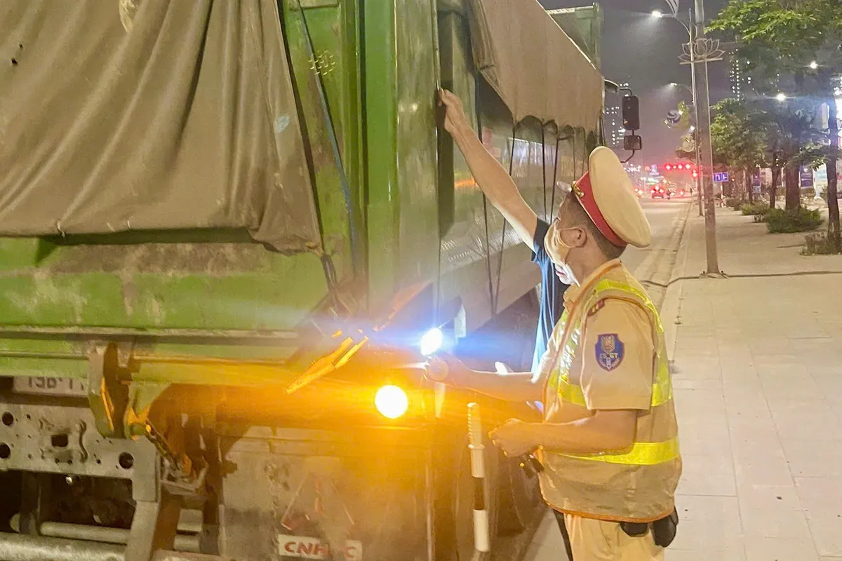 H&agrave; Nội: Xử l&yacute; 915 xe tải vi phạm trật tự an to&agrave;n giao th&ocirc;ng chỉ trong 12 ng&agrave;y - Ảnh 2.