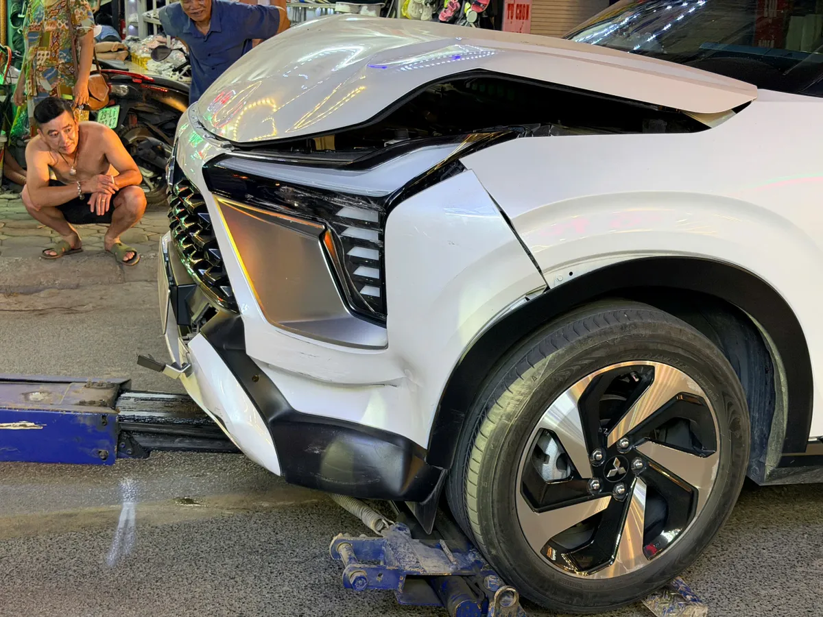 Nữ tài xế điều khiển ô tô gây tai nạn liên hoàn trên phố Doãn Kế Thiện - Ảnh 1.