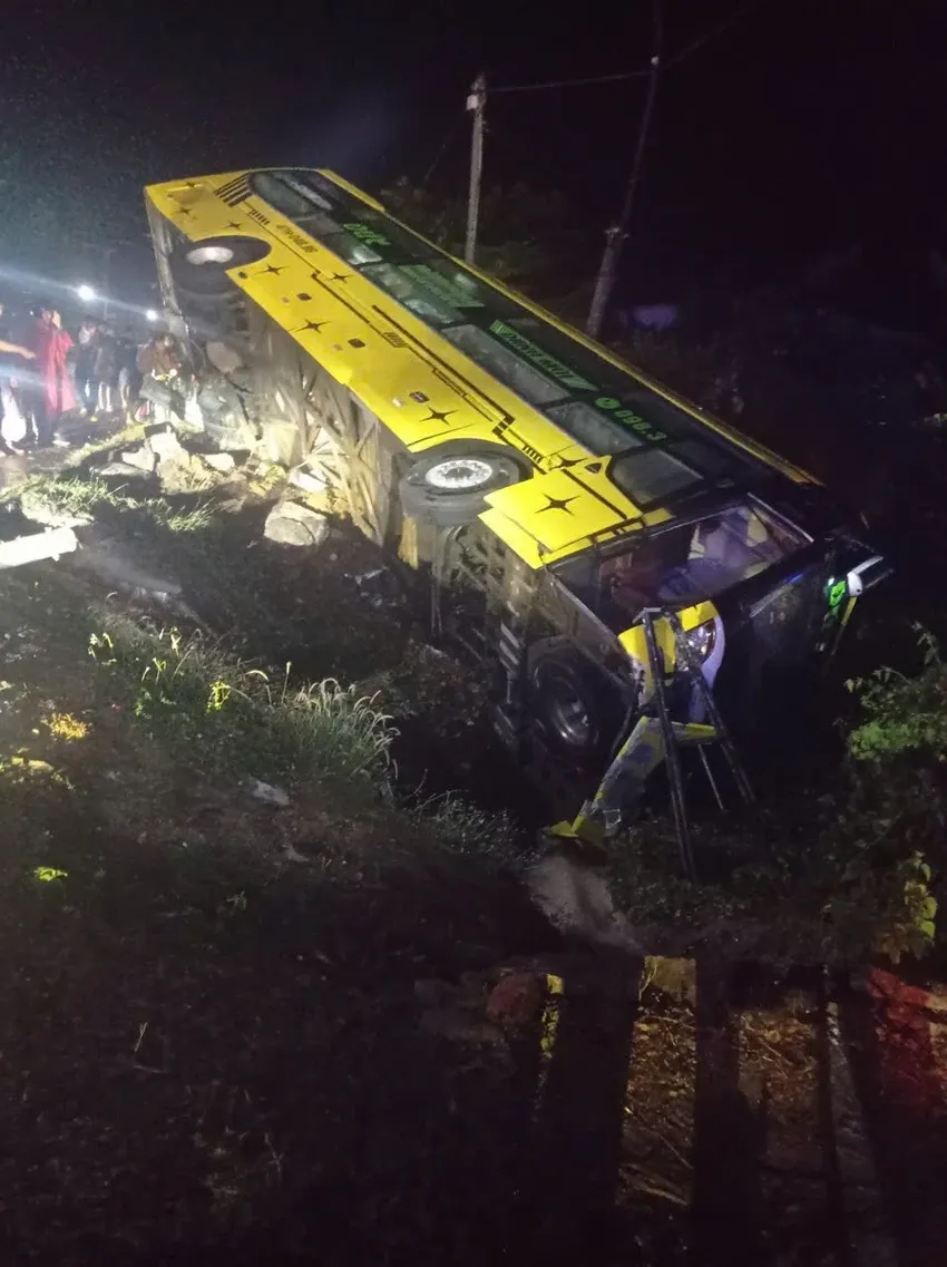 Lật xe kh&aacute;ch ở Quảng Ng&atilde;i, 9 người tho&aacute;t nạn  - Ảnh 2.