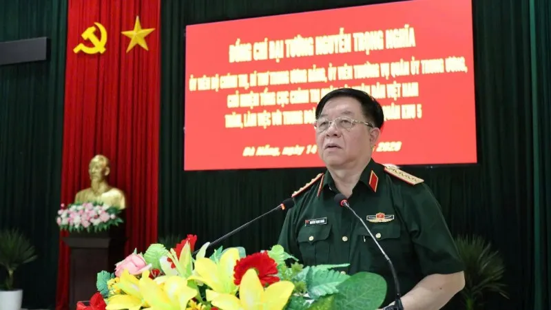 Chủ nhiệm Tổng cục Ch&iacute;nh trị Qu&acirc;n đội nh&acirc;n d&acirc;n Việt Nam, Đại tướng Nguyễn Trọng Nghĩa l&agrave;m việc với Qu&acirc;n khu 5- Ảnh 1.
