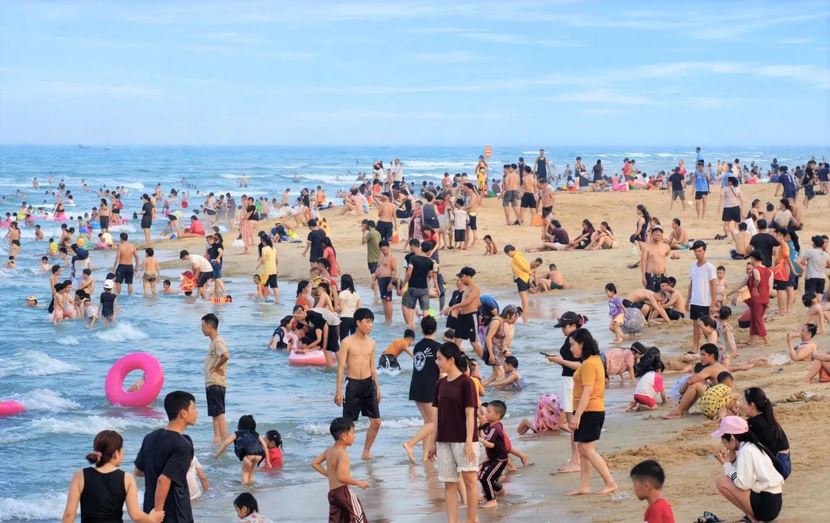 Biển Đà Nẵng đông người 'giải nhiệt' mùa nắng nóng- Ảnh 2. Biển Đà Nẵng đông người 'giải nhiệt' mùa nắng nóng- Ảnh 2.