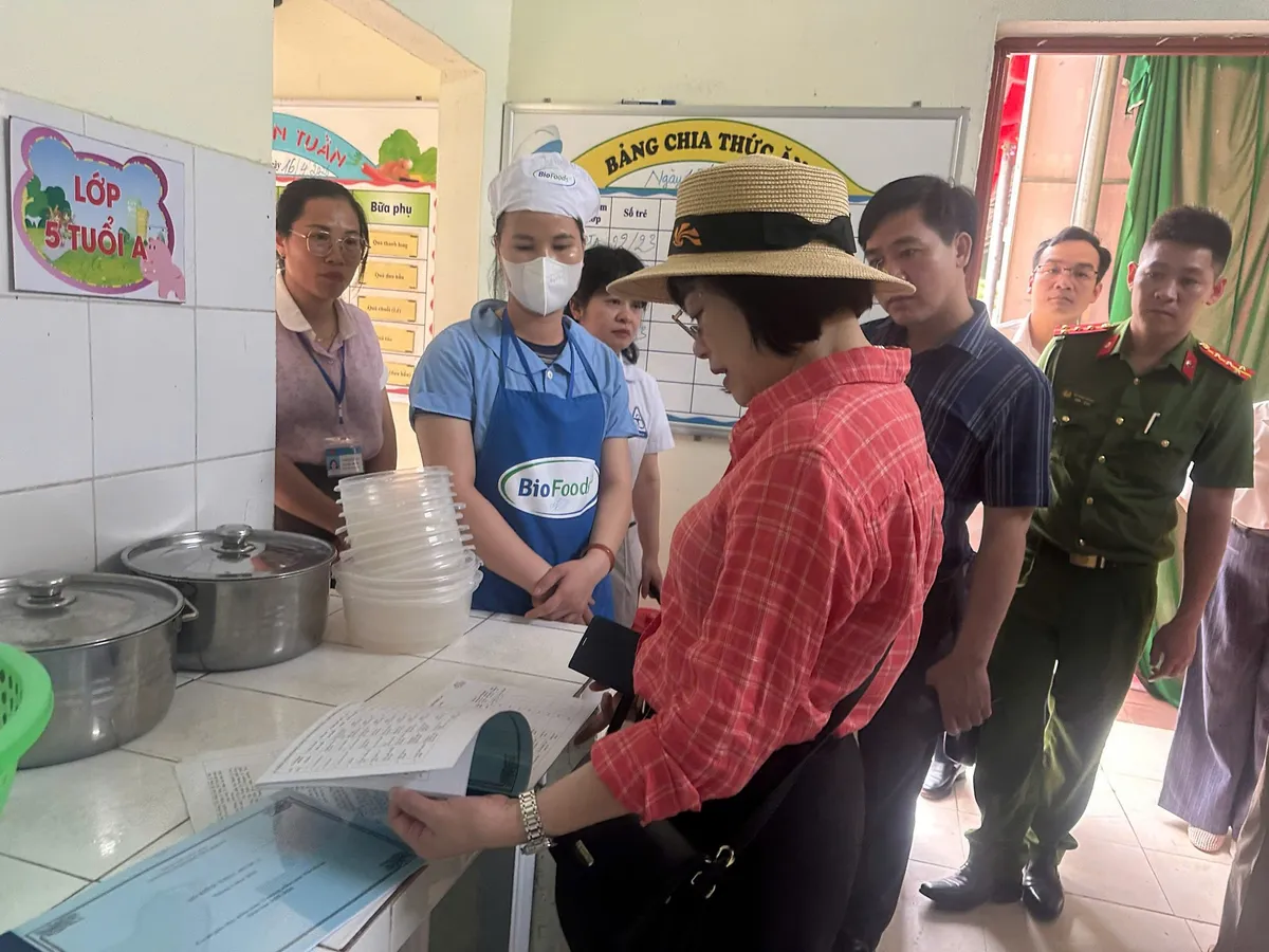 Lạng Sơn: Kiểm so&aacute;t chặt chẽ lỗ hổng an to&agrave;n thực phẩm tại c&aacute;c bếp ăn tập thể - Ảnh 1.