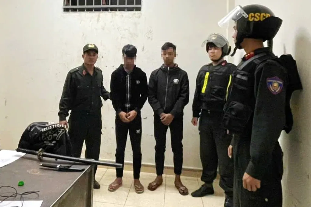 Cảnh sát cơ động Gia Lai khống chế 2 thanh niên mang dao, kiếm đi giải quyết mâu thuẫn- Ảnh 1. Cảnh sát cơ động Gia Lai khống chế 2 thanh niên mang dao, kiếm đi giải quyết mâu thuẫn- Ảnh 1.
