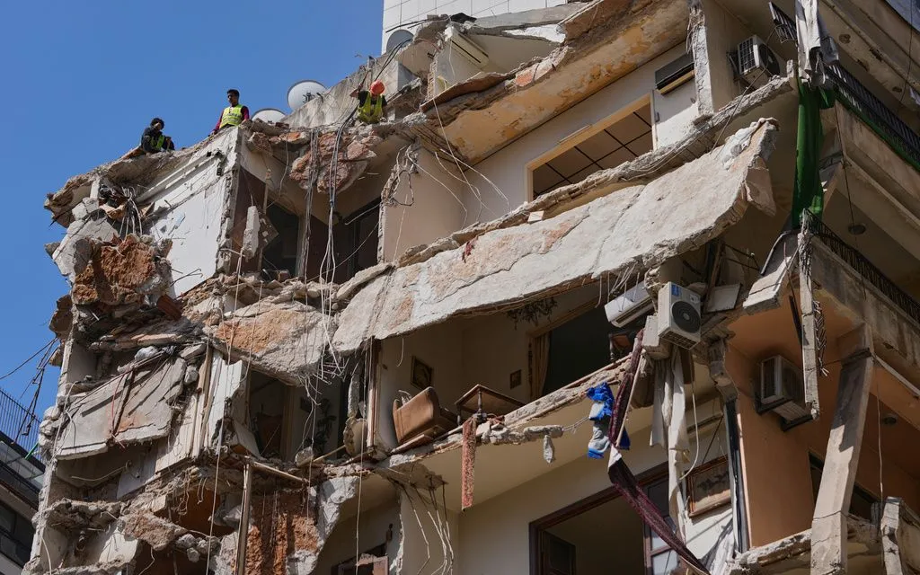 Tòa nhà bị phá hủy do bị trúng đạn trong cuộc không kích của Israel tại Beirut, Lebanon, ngày 13/4/2026 (Ảnh: AP)