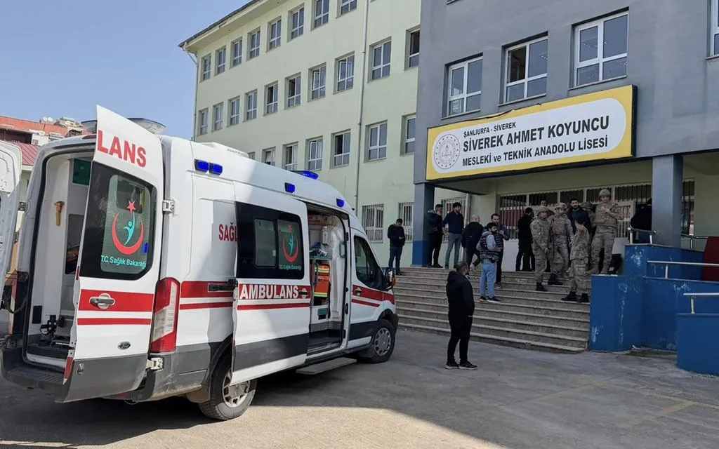 Lực lượng an ninh và cứu hộ đứng tại sân trường trung học nơi xảy ra vụ xả súng, ở Siverek, Đông Nam Thổ Nhĩ Kỳ, ngày 14/4/2026 (Ảnh: AP)