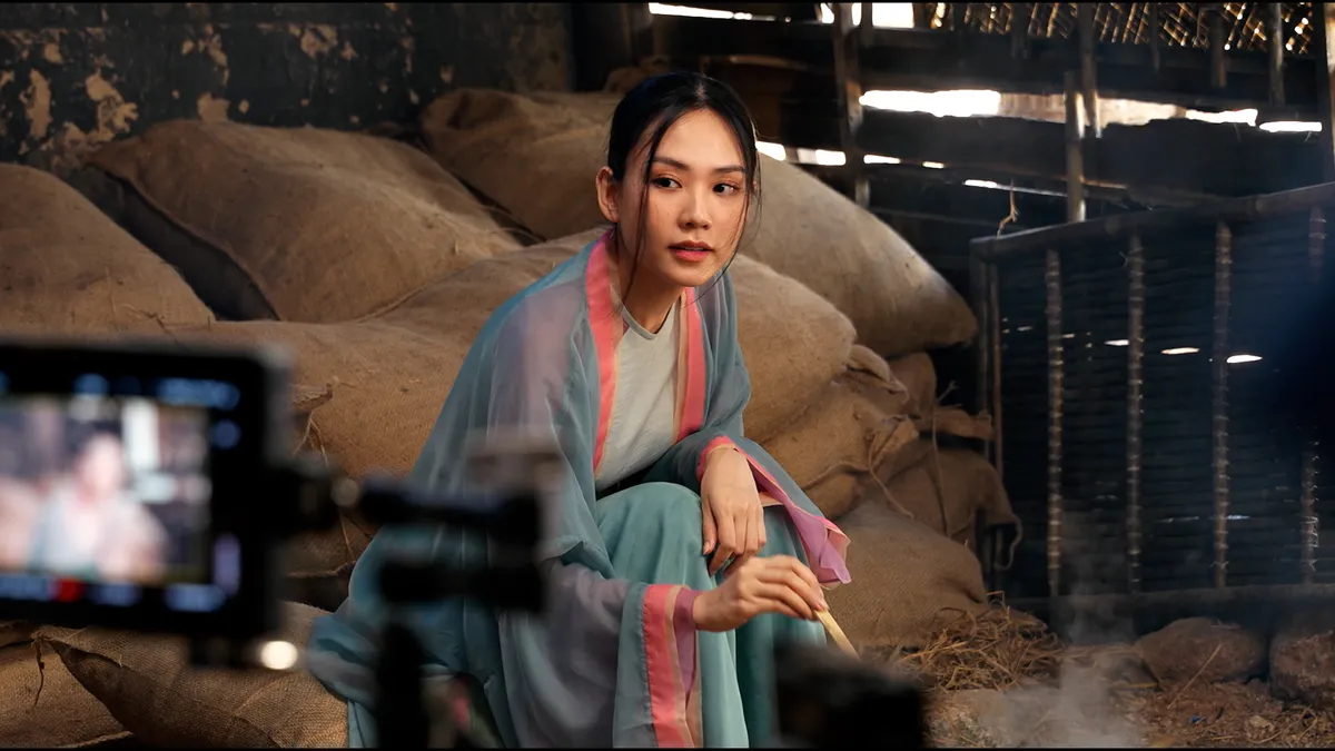 Tam Triều D&acirc;ng v&agrave; Mai Phương th&acirc;n thiết tr&ecirc;n phim trường 'Tr&ugrave;m S&ograve;' - Ảnh 2.