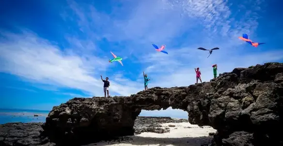 Lý Sơn cảnh báo du khách không leo lên Cổng Tò Vò để bảo vệ di tích- Ảnh 1. Lý Sơn cảnh báo du khách không leo lên Cổng Tò Vò để bảo vệ di tích- Ảnh 1.