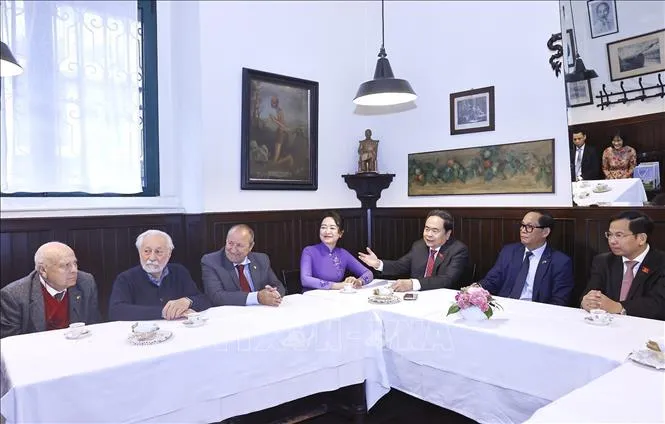 Chủ tịch Quốc hội thăm nơi lưu dấu Chủ tịch Hồ Ch&iacute; Minh tại Milan- Ảnh 1.