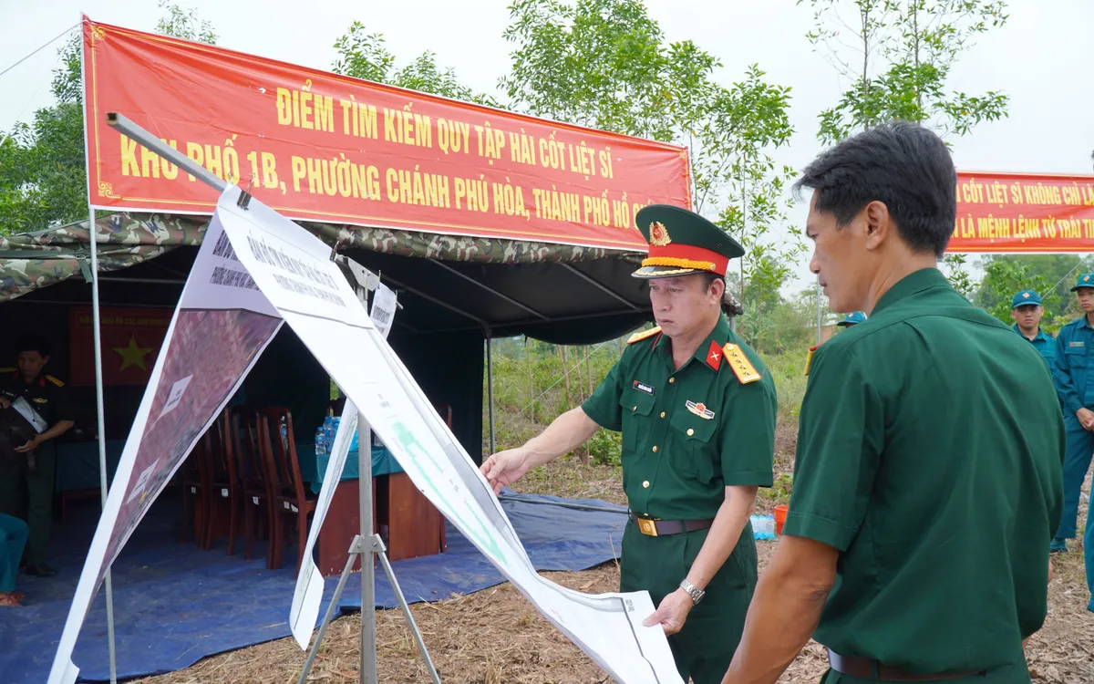 Đại tá Nguyễn Đình Chuẩn, Phó Chính ủy Bộ Tư lệnh Thành phố theo dõi bản đồ vị trí khu quy tập.