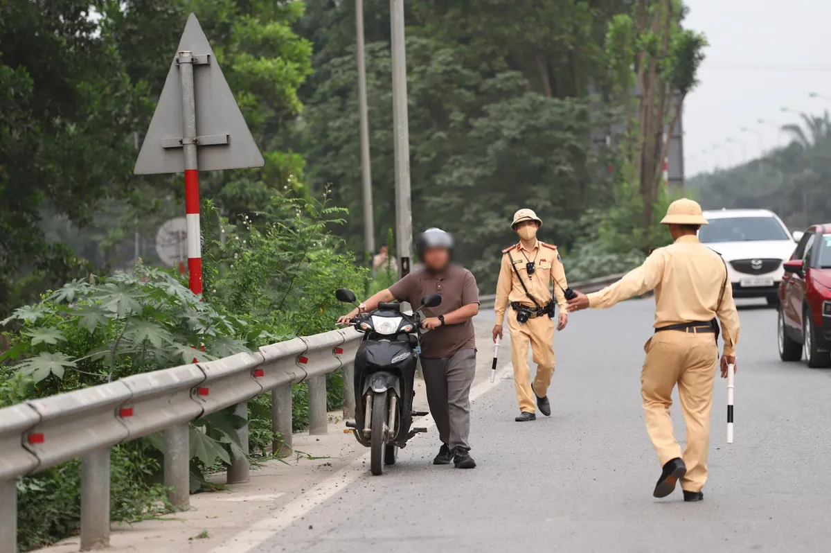 H&agrave; Nội: Siết chặt xử l&yacute; xe m&aacute;y v&agrave;o cao tốc Đại lộ Thăng Long  - Ảnh 2.