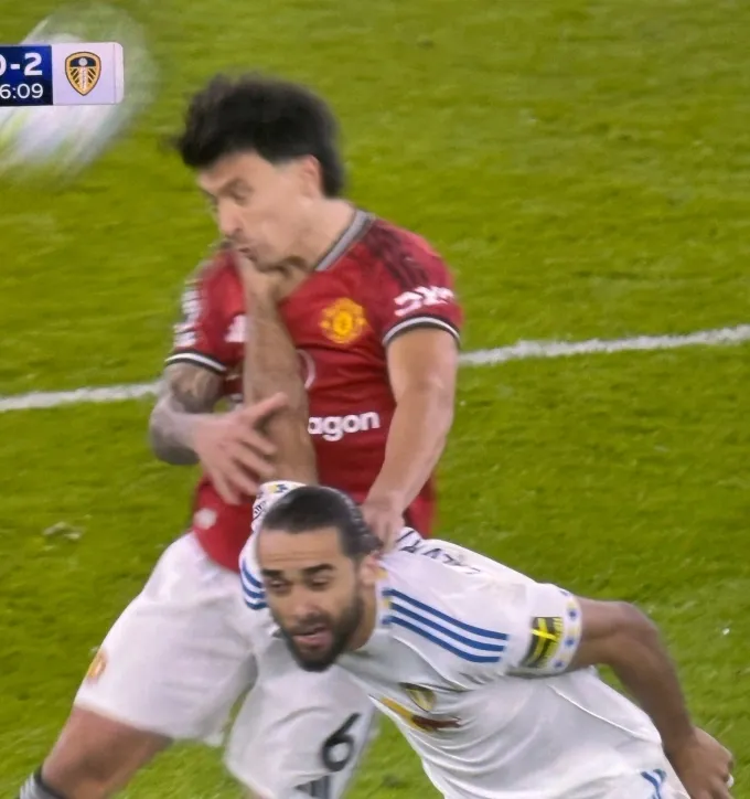 Carragher cho rằng thẻ đỏ của Martinez là quá nặng trong thất bại của Man Utd trước Leeds- Ảnh 1. Carragher cho rằng thẻ đỏ của Martinez là quá nặng trong thất bại của Man Utd trước Leeds- Ảnh 1.