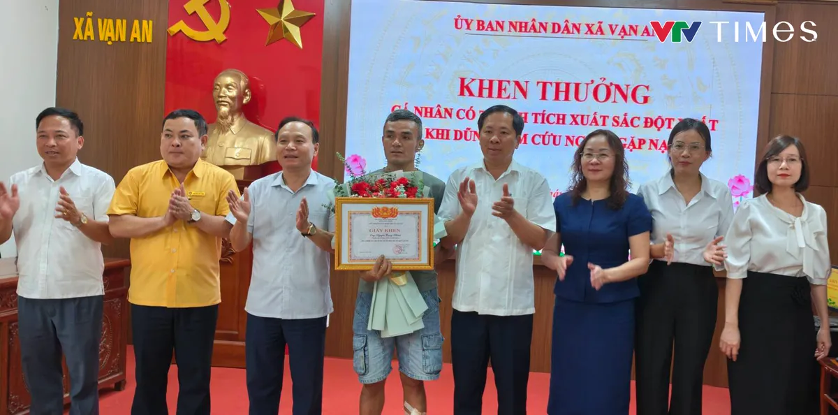 Ph&uacute;t gi&acirc;y sinh tử của người đ&agrave;n &ocirc;ng quyết định lao xuống cứu hai mẹ con nhảy cầu - Ảnh 2.