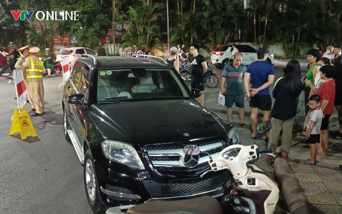 Vụ &ocirc; t&ocirc; Mercedes g&acirc;y tai nạn li&ecirc;n ho&agrave;n: T&agrave;i xế c&oacute; nồng độ cồn - Ảnh 1.