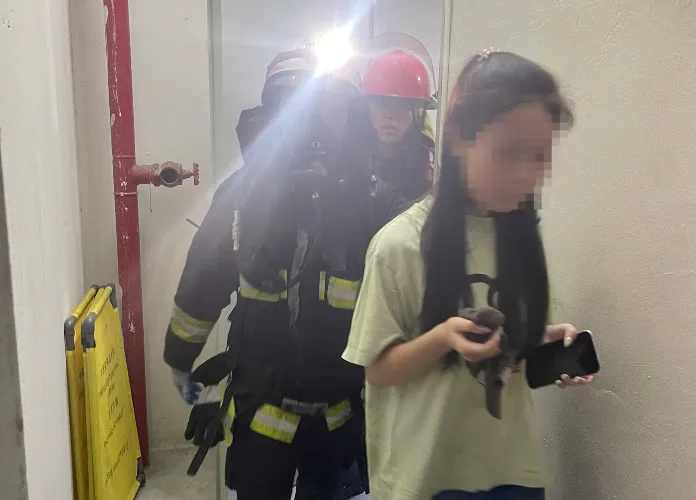 Hà Nội: Cháy căn hộ chung cư trên phố Trường Chinh, kịp thời cứu 3 người - Ảnh 4.