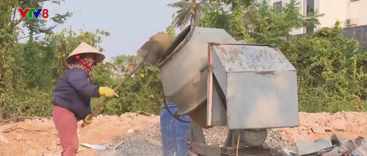 Miền Trung: Nhọc nhằn mưu sinh trong nắng nóng- Ảnh 1. Miền Trung: Nhọc nhằn mưu sinh trong nắng nóng- Ảnh 1.