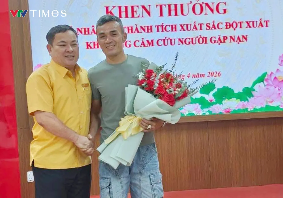 Ph&uacute;t gi&acirc;y sinh tử của người đ&agrave;n &ocirc;ng quyết định lao xuống cứu hai mẹ con nhảy cầu - Ảnh 1.