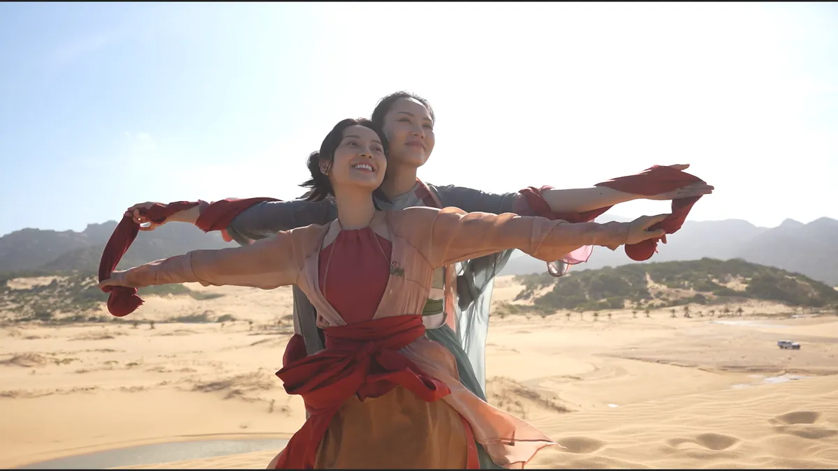 Tam Triều D&acirc;ng v&agrave; Mai Phương th&acirc;n thiết tr&ecirc;n phim trường 'Tr&ugrave;m S&ograve;' - Ảnh 1.