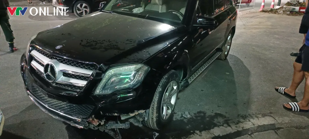 H&agrave; Nội: Va chạm với &ocirc; t&ocirc; Mercedes, 2 người đi xe m&aacute;y bị thương  - Ảnh 1.
