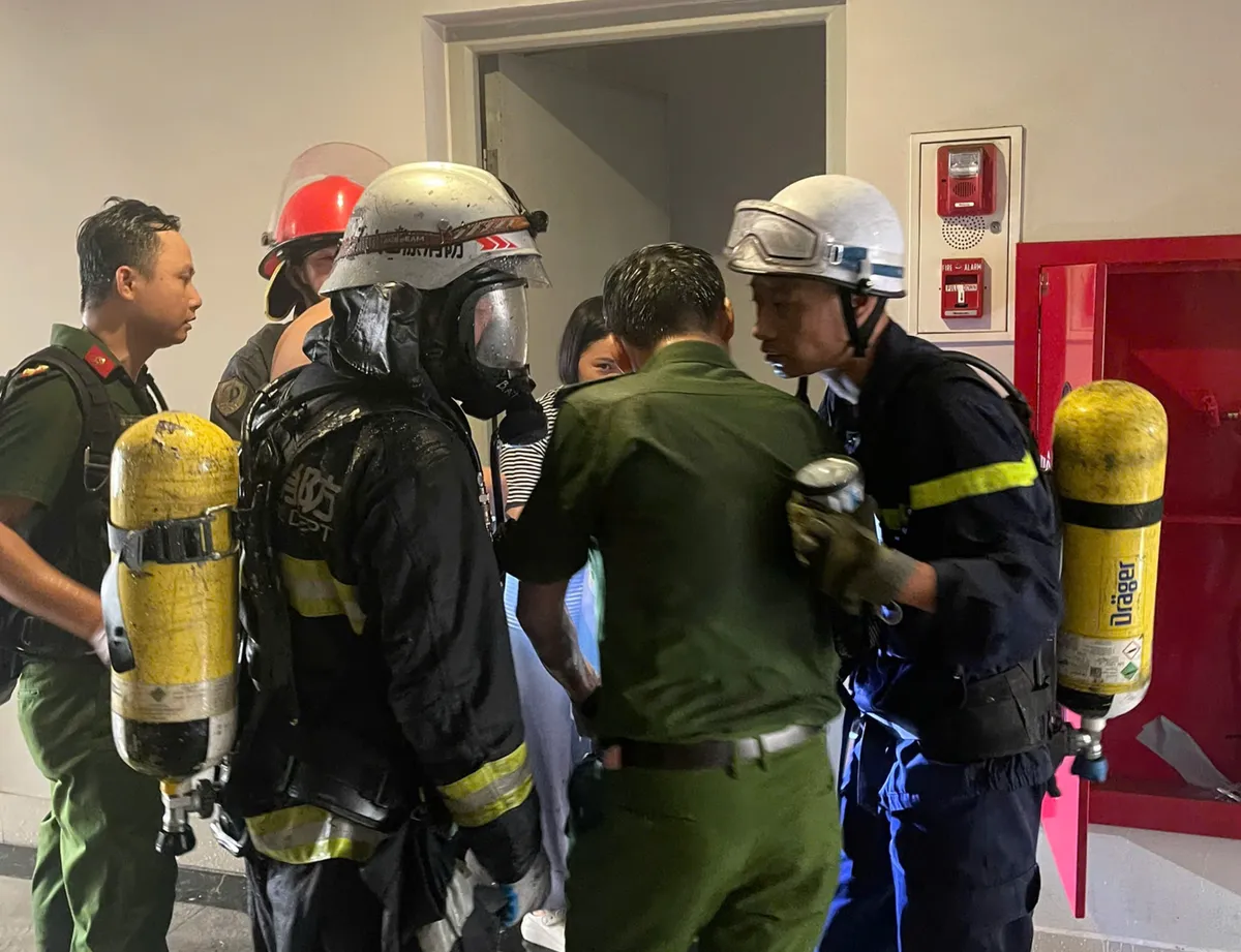 Hà Nội: Cháy căn hộ chung cư trên phố Trường Chinh, kịp thời cứu 3 người - Ảnh 3.