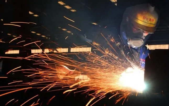 Công nhân làm việc tại nhà máy sản xuất thép tại Trung Quốc. (Nguồn: THX/TTXVN)