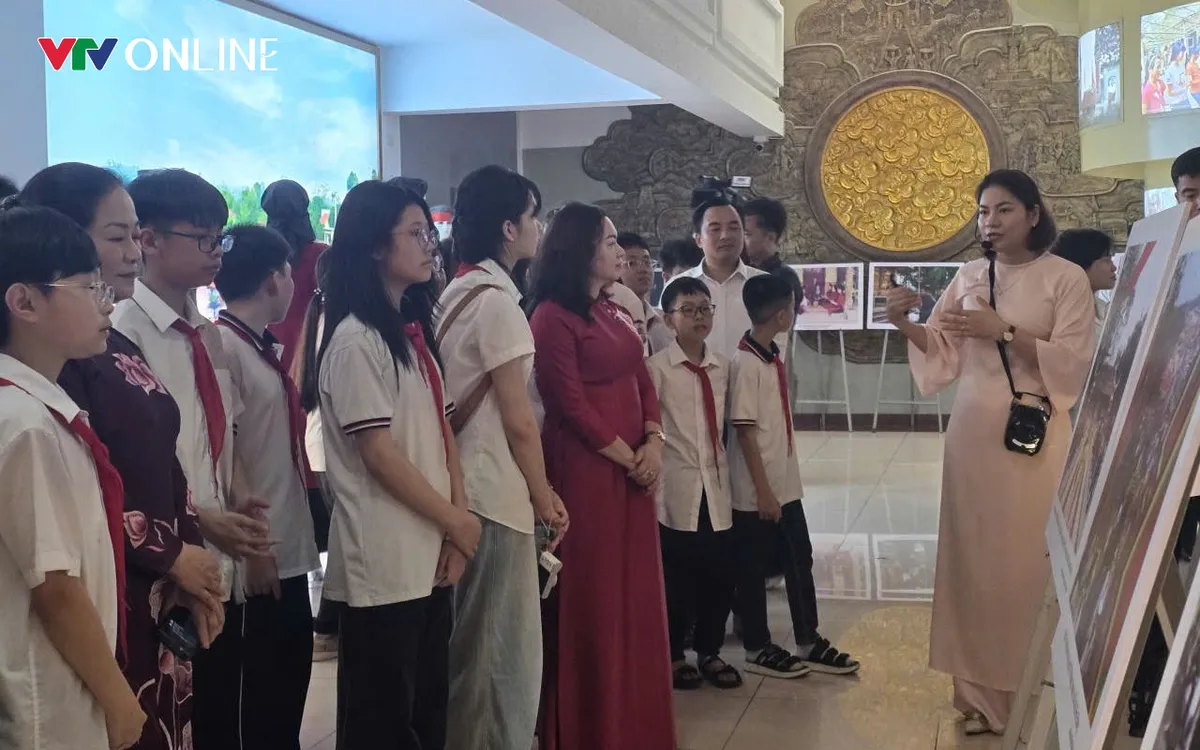 Các em học sinh tham quan không gian trưng bày.