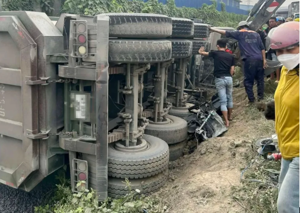 Xe đầu kéo chở đá lật đè ô tô con làm 1 người tử vong- Ảnh 1. Xe đầu kéo chở đá lật đè ô tô con làm 1 người tử vong- Ảnh 1.