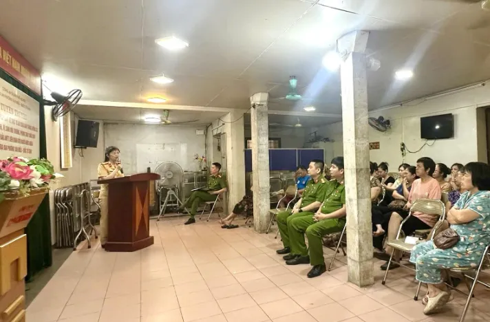 Hà Nội tuyên truyền pháp luật, ký cam kết với các hộ kinh doanh “cà phê đường tàu”- Ảnh 1. Hà Nội tuyên truyền pháp luật, ký cam kết với các hộ kinh doanh “cà phê đường tàu”- Ảnh 1.