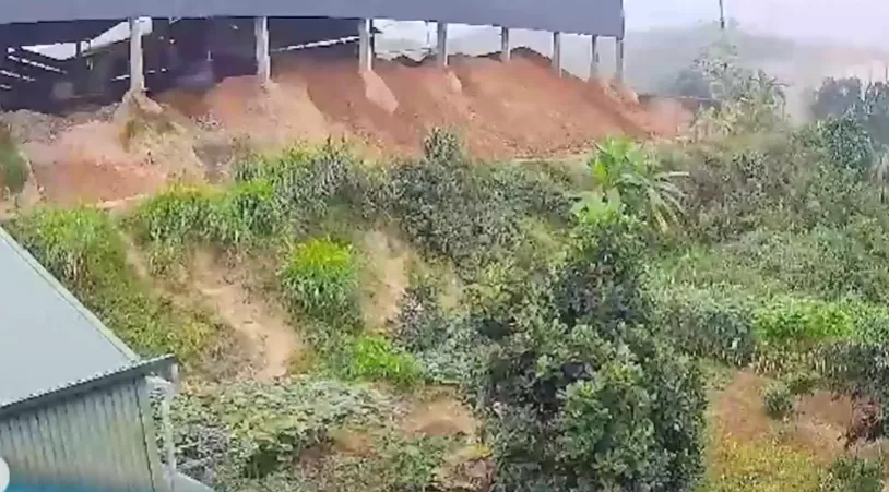 Ph&uacute; Thọ: &Ocirc; nhiễm, nguy cơ sạt lở r&igrave;nh rập khu d&acirc;n cư cạnh nh&agrave; m&aacute;y gạch - Ảnh 1.