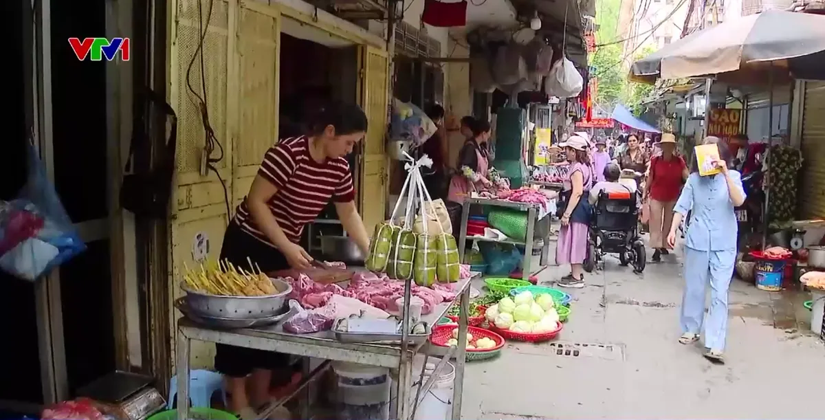 H&agrave; Nội: Bố tr&iacute; điểm kinh doanh mới cho tiểu thương sau khi giải tỏa chợ tự ph&aacute;t - Ảnh 2.