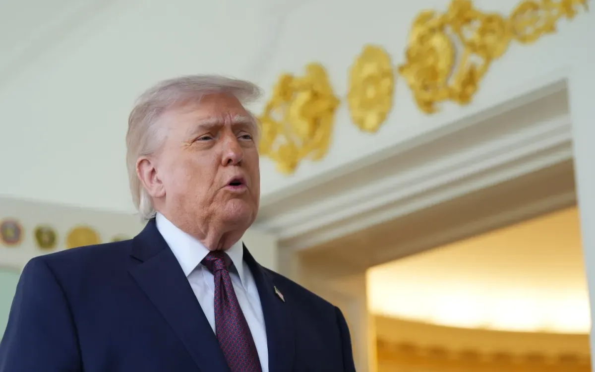 Tổng thống Donald Trump phát biểu bên ngoài Phòng Bầu dục tại Nhà Trắng, Washington, ngày 13/4/2026. (Ảnh: AP)