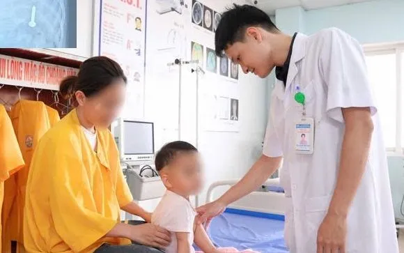 Bác sĩ thăm khám cho trẻ sau gắp dị vật. Ảnh: BVCC