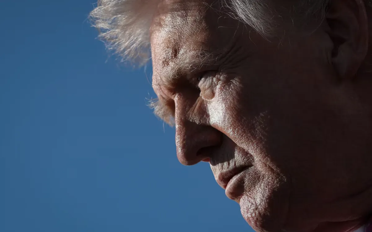 Tổng thống Trump phát biểu trước các phóng viên trước khi lên chuyên cơ Không lực Một tại căn cứ không quân Joint Base Andrews, Maryland, ngày 10/4/2026. (Ảnh: Getty Images)