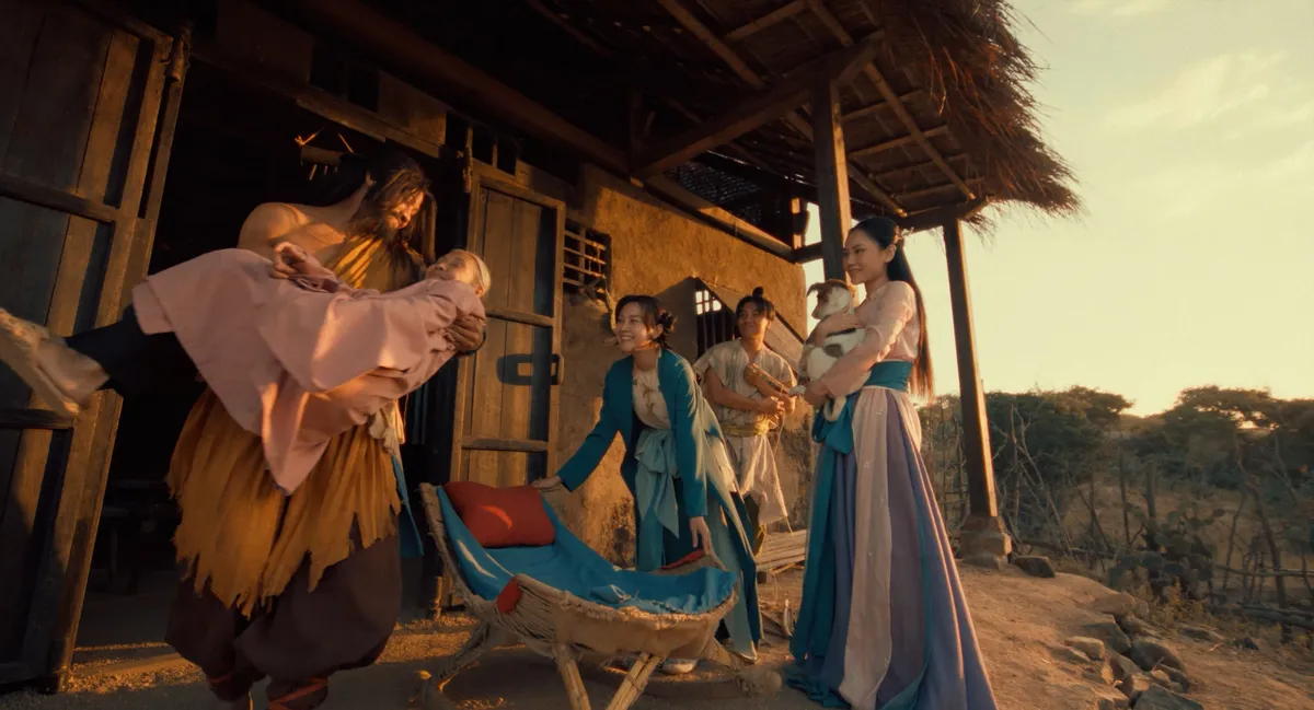 Tam Triều D&acirc;ng v&agrave; Mai Phương th&acirc;n thiết tr&ecirc;n phim trường 'Tr&ugrave;m S&ograve;' - Ảnh 4.